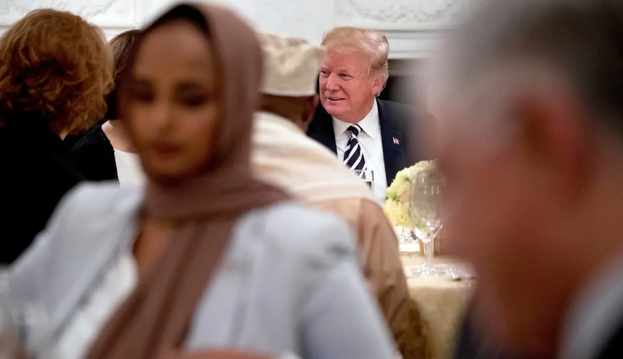 Presiden Amerika Serikat, Donald Trump menggelar acara buka puasa bersama di Gedung Putih, Washington, Rabu (6/6). Di meja utama, Trump duduk bersama Dubes Arab Saudi untuk AS Pangeran Khalid bin Salman dan Dubes Yordania Dina Kawar. (AP/Andrew Harnik)
