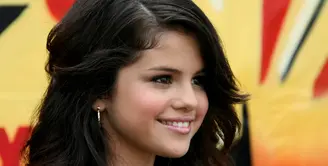 Ini penampilan rambut Selena Gomez saat hadir di Teen Choice wards pada 26 Agustus 2007 lalu. Imut banget ya! (Frazer Harrison / Getty Images North America / AFP)
