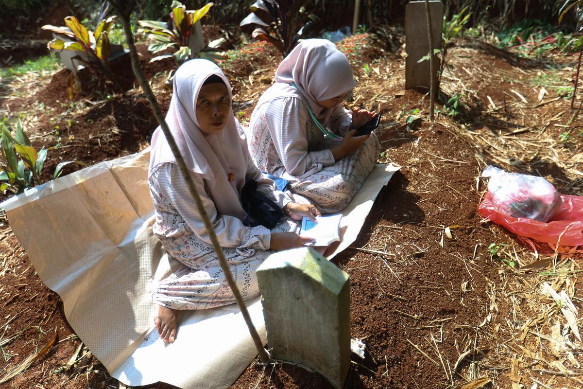 FOTO: Tradisi Ziarah Kubur Usai Shalat  Idul Fitri
