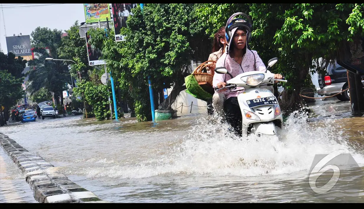 Seorang pengendara motor nekat melintasi banjir yang menggenangi jalan Kemang , Jakarta, Minggu (27/7/2014) (Liputan6.com/Faizal Fanani)