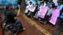 Dengan menggunakan kursi roda. Para pengunjuk rasa dengan semangat menolak keras diskriminasi terhadap penyandang disabilitas (Liputan6.com/JohanTallo).