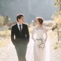 Usai momen lamaran romantis di Swiss tahun lalu, kini Syifa tampak mengunggah deretan foto penuh kehangatan bersama sang calon suami, potret yang kuat nuansanya dan kerap disebut-sebut sebagai prewedding shoot. [@syifahadju].