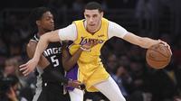Lonzo Ball (kanan) kembali paling efektif dalam memberi assist dan dan rebound  (AP Photo/Mark J. Terrill)