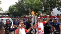 Managing Director Grab Indonesia, Ridzki Kramadibrata, dan Daniel Mananta berperan jadi torch bearer di Kirab Obor Asian Games 2018 di Jakarta.