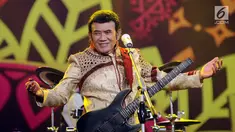 Penampilan Rhoma Irama dan Soneta Grup saat HUT Indosiar ke-23 di Jakarta Convention Center (JCC), Kamis (11/1). HUT Indosiar Bertema “Konser Raya 23 Tahun Indosiar Luar Biasa”. (Liputan6.com/Helmi Fithriansyah)