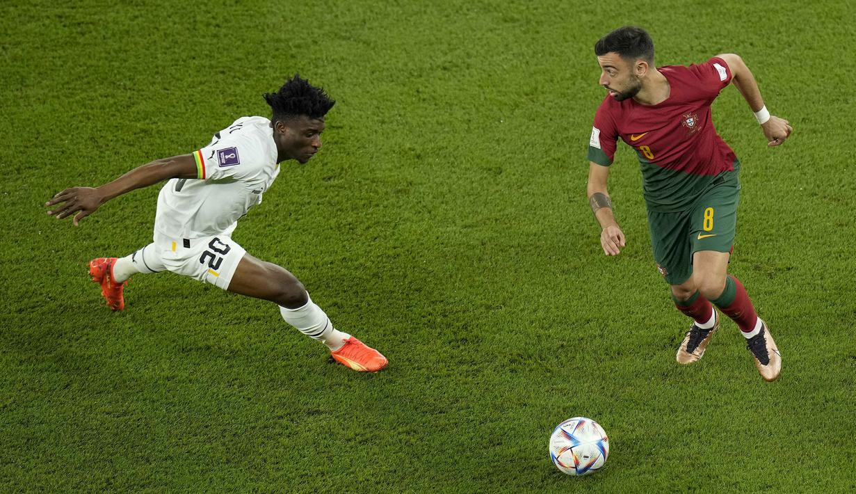 Bruno Fernandes. Gelandang serang Timnas Portugal berusia 28 tahun yang telah memperkuat Manchester Unted sejak pertengahan musim 2019/2020 ini juga tercatat baru tampil satu kali bersama Portugal di Piala Dunia 2022 saat menang 3-2 atas Ghana pada matchday pertama Grup H (24/11/2022). (AP/Francisco Seco)