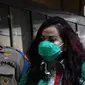 Jennifer Jill dibawa oleh petugas untuk dihadirkan dalam rilis kasus Narkoba di Polda Metro Jaya, Jakarta, Jumat (19/02/2021). Jennifer Jill ditangkap Satresnarkoba Polres Metro Jakbar atas kasus kepemilikan sabu-sabu pada Selasa (16/2) di kediamannya kawasan Ancol. (Liputan6.com/Herman Zakharia)