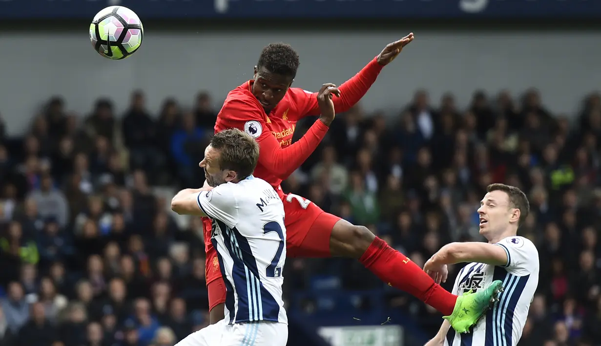 Penyerang Liverpool, Divock Origi, duel udara dengan dua pemain West Bromwich Albion. Pada laga tersebut Liverpool mendominasi pertandingan dengan penguasaan bola hingg 61 persen sementara West Bromwich Albion hanya 39 persen. (EPA/Will Oliver)