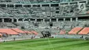 Pekerja saat menyelesaikan proyek pembangunan Jakarta International Stadium (JIS), Papanggo, Jakarta Utara, Selasa (7/12/2021). Progres pembangunan stadion sepakbola dengan kapasitas 82.000 penonton tersebut saat ini baru mencapai 87 persen. (merdeka.com/Iqbal S Nugroho)