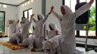 Santriwati Takwinul Ummah menampilkan seni tari saman sebagai pembukaan seminar di SMP Islam Takwinul Ummah, Karawang, Senin (13/1/2020).