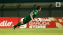 Pemain PS Sleman,Arthur Daniel Irawan menghalau bola dalam pertandingan perempat final Piala Menpora 2021 melawan Bali United di Stadion Si Jalak Harupat, Bandung. Senin (12/4/2021). (Bola.com/Ikhwan Yanuar)