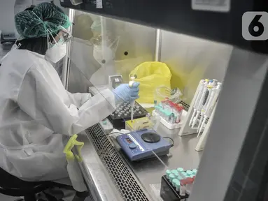 Tim medis melakukan pengujian sampel dengan metode PCR di laboratorium pemeriksaan Covid-19 di Labkesda DKI Jakarta, Selasa (4/8/2020). Labkesda DKI yang berjejaring dengan 47 lab se-Jakarta dalam sehari mampu menguji hampir 10.000 spesimen Covid-19 dengan metode PCR. (merdeka.com/Iqbal Nugroho)