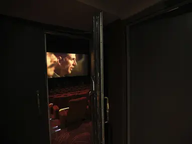 Orang-orang menonton film Bollywood India saat bioskop dibuka kembali dengan pemutaran khusus untuk pejuang COVID-19 dan keluarga mereka di bioskop PVR di New Delhi, India (15/101/2020). Setelah tujuh bulan, India kembali membuka bioskop di tengah pandemi Covid-19. (AP Photo/Manish Swarup)