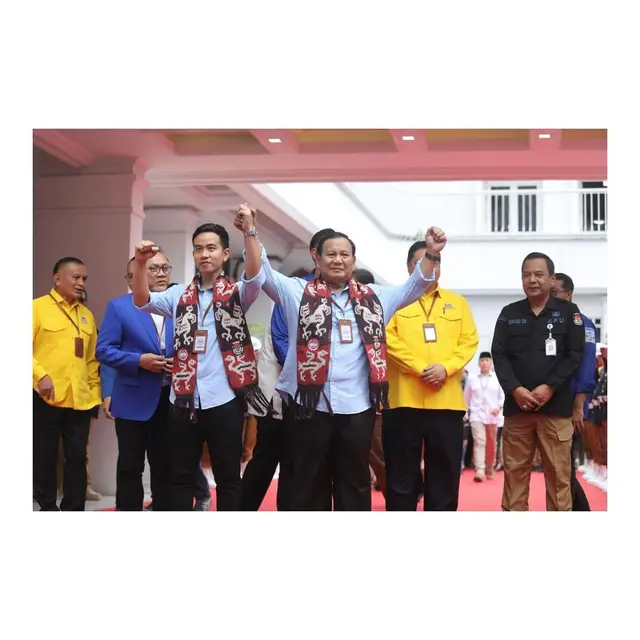 Prabowo Subianto - Gibran Rakabuming Kompak Kenakan Kemeja Biru Saat Daftar Capres Cawapres, Tampilan Manis Selvi Ananda Jadi Sorotan