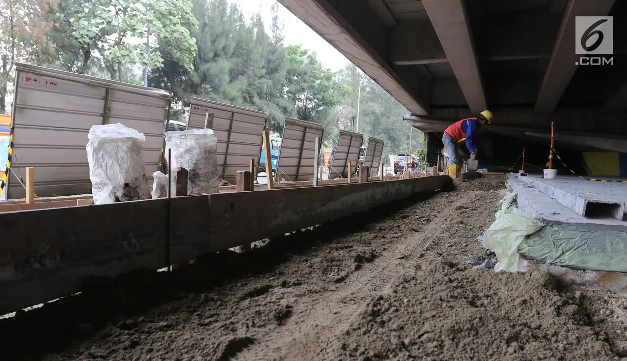 Pekerja menyelesaikan pembangunan skate park di bawah flyover Pasar Rebo, Jakarta, Rabu (28/8/2019). Pemprov DKI Jakarta membangun taman bermain skateboard atau skatepark yang direncanakan berkelas internasional di bawah fly over Pasar Rebo. (Liputan6.com/Herman Zakharia)