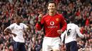 2. Ryan Giggs - Kecepatannya menggiring bola serta akurasi umpan menjadi talenta istimewanya yang kerap diandalkan oleh Sir Alex. Meraih 13 gelar juara liga dari 963 penampilan dalam 24 musim merupakan sebuah catatan yang fenomenal.