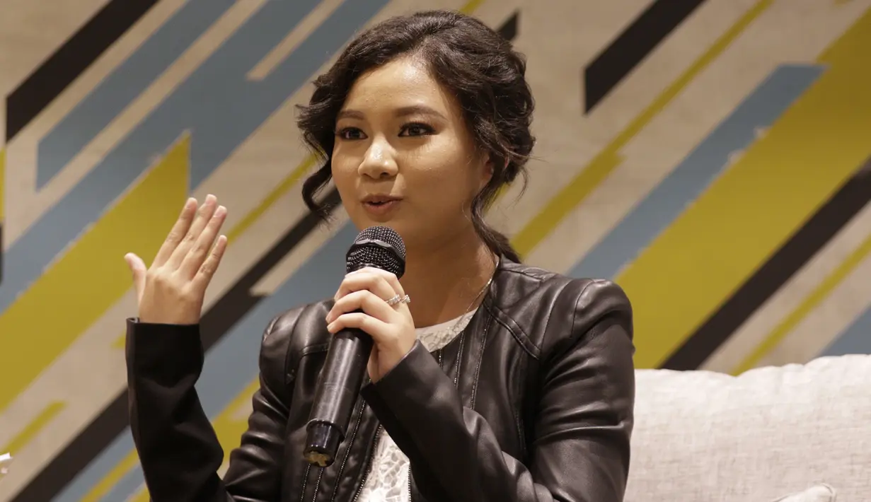 Atlet berkuda Indonesia, Ivana Putri Santosa, memberi keterangan saat konpers di FX Sudirman, Jakarta, Jumat (8/11). Ivana mendapat kesempatan untuk tampil pada Asian Equestrian Federation (AEF) di Qatar pada 2020. (Bola.com/M Iqbal Ichsan)
