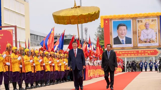 Presiden China Xi Jinping dan Presiden Senat Kamboja Hun Sen di Bandara Internasional Phnom Penh di Phnom Penh, Kamboja, Jumat, (18/4/2025).