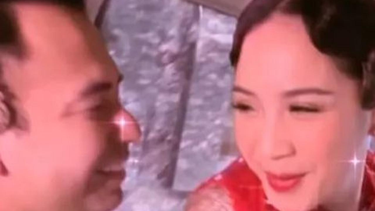 Nagita yang dipangku oleh Raffi Ahmad masih terlihat malu-malu di depan Ayu Dewi dan Patricia Gouw.