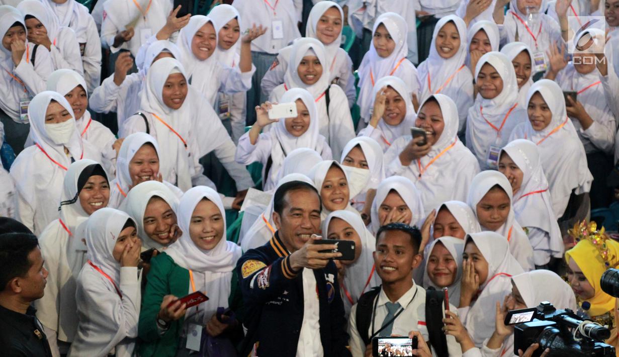 Presiden Joko Widodo Bersama Siswa Sekolah 