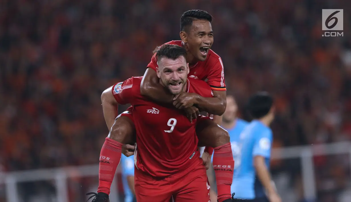 Pemain Persija, Marko Simic menggendong Ramdani Lestaluhu saat merayakan gol ke gawang Johor Darul Takzim pada lanjutan penyisihan Grup H Piala Asia 2018 di Stadion GBK, Jakarta, Selasa (10/4). Persija menang telak 4-0. (Liputan6.com/Helmi Fithriansyah)