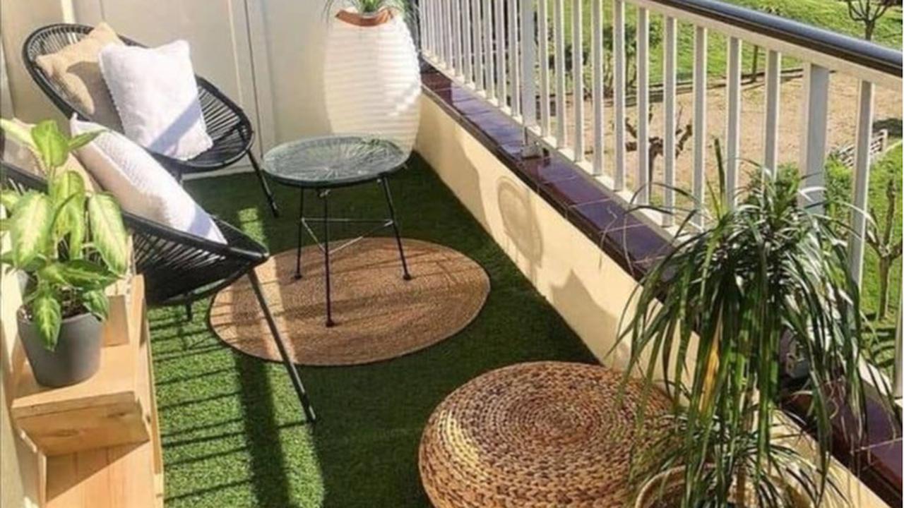 Ilustrasi Balkon dengan Rumput Sintetis (©Pinterest)