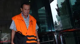 Anggota Komisi IV DPR F-PDIP Adriansyah usai diperiksa sebagai tersangka di KPK, Jakarta, Selasa (30/6). Adriansyah diperiksa terkait dugaan suap izin usaha batubara PT Mitra Maju Sukses (MMS) di Kabupaten Tanah Laut, Kalsel. (Liputan6.com/Helmi Afandi)