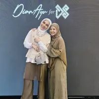 Keduanya tampil senada dengan nuansa hijau. Dian kenakan outfit layerung sedangnkan Natasha kenakan gamis hijau yang stylish. [Foto: Instagram/ Natasha Rizky]