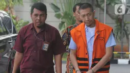 Tersangka suap penanganan perkara di PN Jakarta Barat Sendy Pericho tiba untuk pemeriksaan di Gedung KPK, Jakarta, Jumat (15/11/2019). Sendy Perico diperiksa untuk pengembangan kasus dugaan suap pengurusan perkara penipuan investasi yang sedang diproses di PN Jakarta Barat. (merdeka.com/Dwi Narwoko)