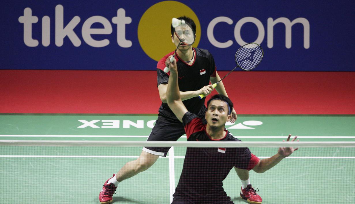 Ganda putra Indonesia, Hendra Setiawan / Mohammad Ahsan, mengembalikan kok saat melawan Yuta Watanabe / Hiroyuki Endo, pada Indonesia Open 2019 di Istora Senayan, Jumat (19/7). Hendra / Ahsan menang 21-15 9-21 22-20. (Bola.com/Vitalis Yogi Trisna)