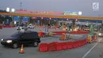 Sejumlah mobil memasuki gerbang tol Kalikangkung, Semarang, Minggu (9/6/2019). Arus balik satu jalur diberlakukan dari tol jatingaleh untuk mengurangi penumpukan, arus balik yang terjadi puncaknya sabtu malam di tol Kalikangkung. (Liputan6.com/Gholib)