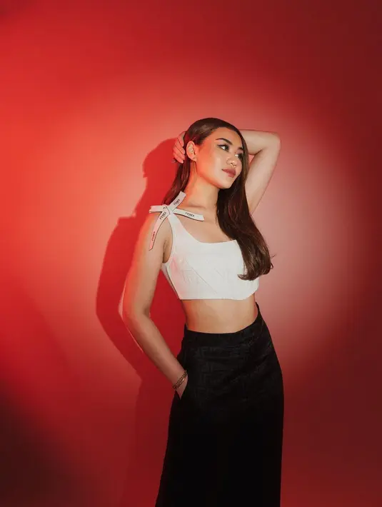 Body goals Aaliyah Massaid tuai pujian saat mengenakan cropped corset dari Fendi. Atasan yang stylish ini dipadukan dengan celana dan jaket hitam [@aaliyah.massaid]