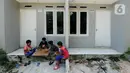 Anak-anak bermain di depan pembangunan rumah bersubsidi di Kompleks Perumahan Grand Viona, Ciseeng, Bogor, Selasa (8/6/2021). Walaupun pada tahun lalu pembangunan rumah bersubsidi hanya tercapai 950.000 unit rumah dari target satu juta rumah. (merdeka.com/Arie Basuki)
