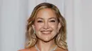 Kate Hudson memilih kalung dari emas putih 18 karat dan platinum dengan berlian seberat 43,32 karat, sebuah cincin dari emas putih 18 karat dengan 4,98 karat berlian hitam, serta cincin emas putih 18 karat lainnya dengan 5,78 karat berlian, semuanya dari koleksi Haute Joaillerie. Ia juga melengkapi penampilannya dengan sepasang anting dari koleksi Precious Lace berbahan emas putih 18 karat dengan 3,77 karat berlian. [Chopard]