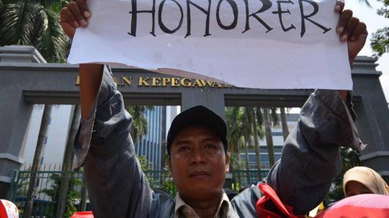 Guru honorer demo di kantor BKN