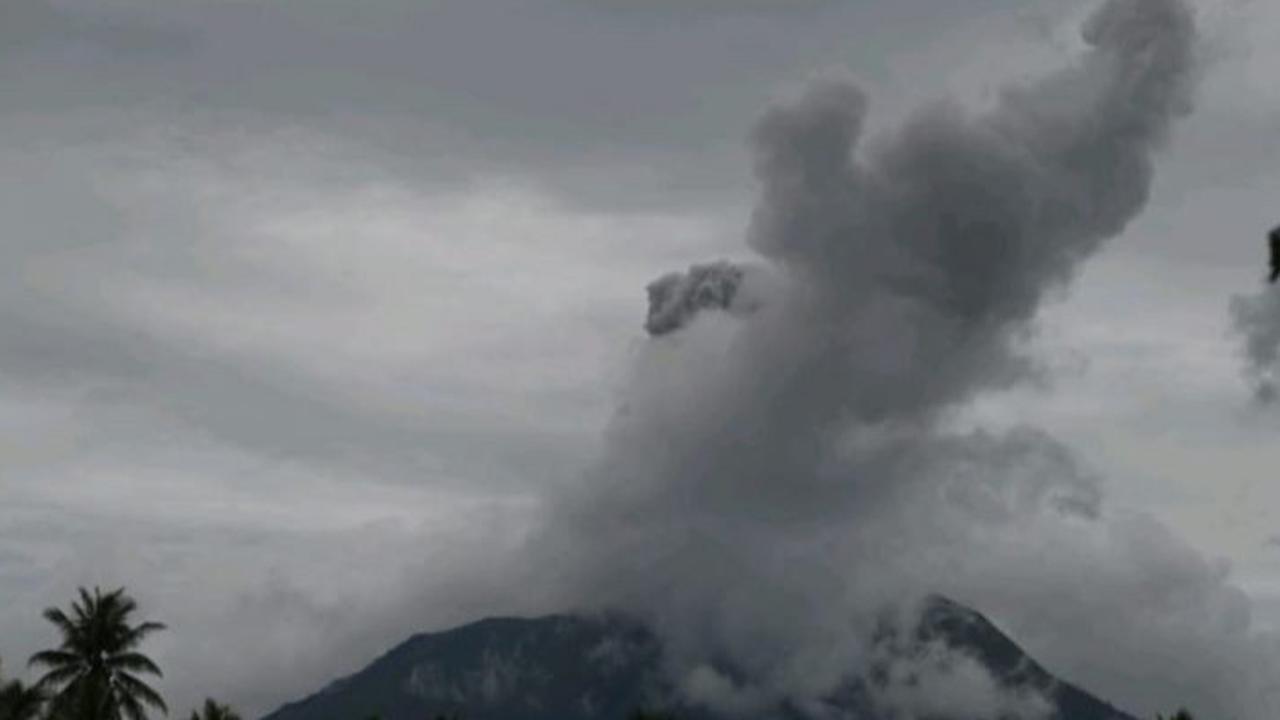 Gunung Ibu Erupsi, Suara Gemuruh Terdengar Kuat