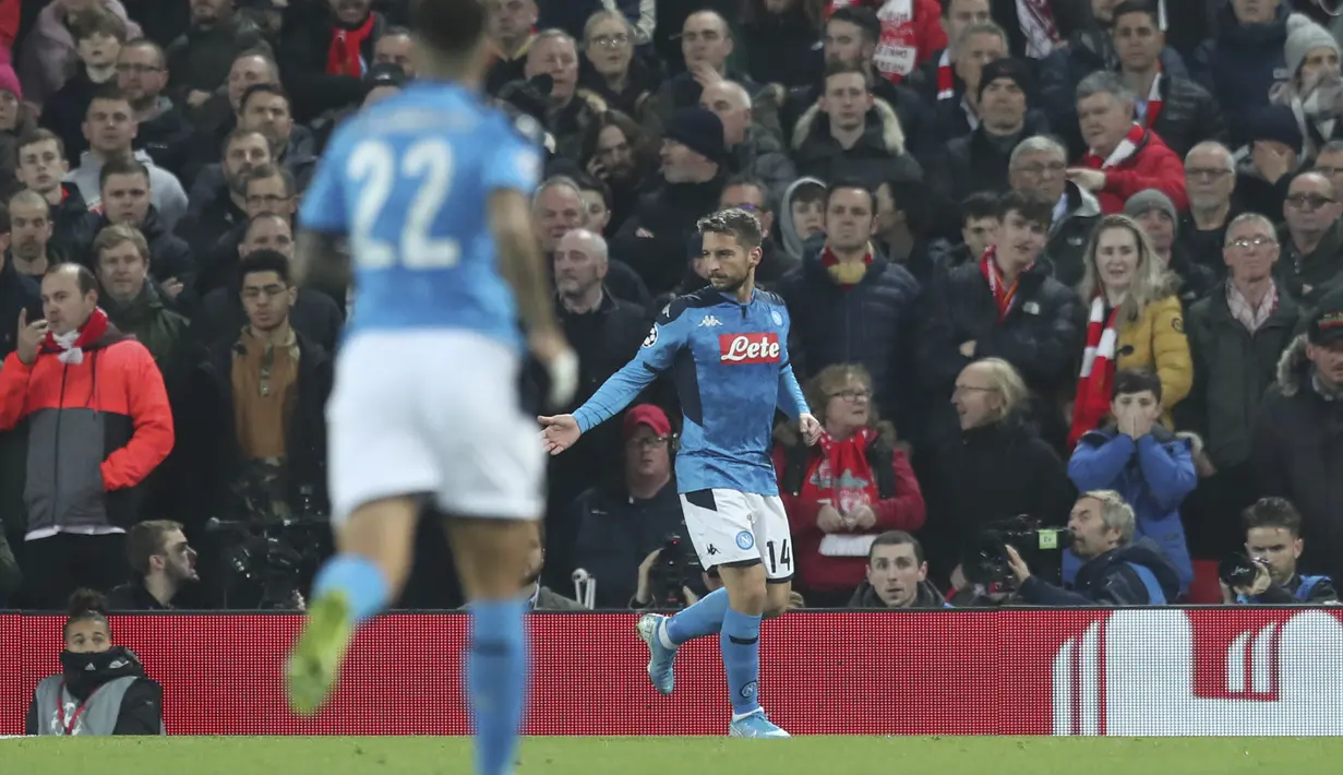 Penyerang Napoli, Dries Mertens (kanan) berselebrasi usai mencetak gol ke gawang Liverpool pada pertandingan Grup E Liga Champions di stadion Anfield, Inggris (27/11/2019). Liverpool bermain imbang 1-1 atas Napoli. (AP Photo/Jon Super)