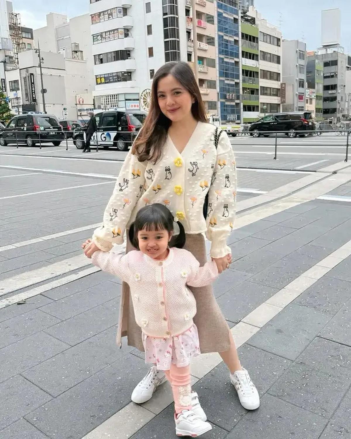 Gaya Sporty Feminin Taya Farasya Liburan Bareng Dua Toddler di Jepang, Tampil Kece dengan Tas Chanel