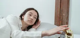 Suara alarm yang tiba-tiba ternyata bisa memicu lonjakan tekanan darah dan detak jantung yang dapat merusak mood Sahabat Fimela sepanjang hari, lho.  [Dok/Pexels.com/Miriam Alonso].
