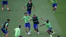 Gelandang Juventus, Andrea Pirlo (kiri) bersama Arturo Vidal saat melakukan sesi latihan di  Olympiastadion Berlin, Jerman (5/6/201515). Juventus akan menghadapi Barcelona di Final Liga Champions. (Reuters/Fabrizio Bensch)
