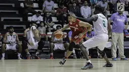 Pebasket putra Indonesia Kevin Yonas Argadiba Sitorus mencoba melewati pebasket India saat laga final bola basket 18th Asian Games Invitation Tournament di Hall Basket Senayan, Senin (12/2). Timnas Indonesia menang 78-68. (Liputan6.com/Faizal Fanani)