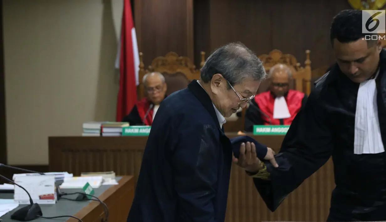 Terdakwa suap kasus suap hakim PN Tipikor Medan, Tamin Sukardi saat menjalani sidang pembacaan putusan di Pengadilan Tipikor, Jakarta, Kamis (4/4). Tamin Sukardi divonis 6 tahun penjara dan denda Rp 300 juta subsider 3 bulan kurungan. (Liputan6.com/Helmi Fithriansyah)