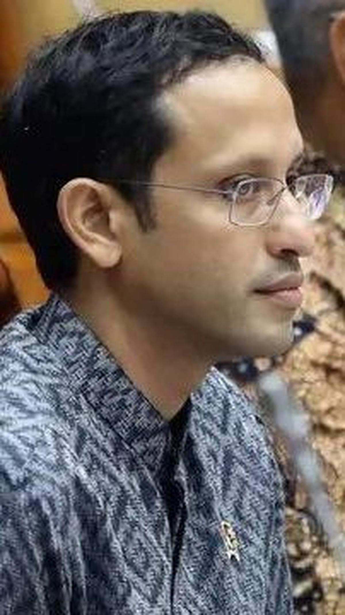"Jadi kemarin kami juga sudah bertemu dengan para rektor dan kami Kemendikbudristek telah mengambil keputusan untuk membatalkan kenaikan UKT di tahun ini," kata Nadiem.