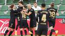 Para pemain Barcelona merayakan gol yang dicetak oleh Riqui Puig ke gawang Elche pada laga Liga Spanyol di Stadion Manuel Martinez Valero, Minggu (24/1/2021). Barcelona menang dengan skor 2-0. (AP/Alberto Saiz)