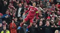 Pemain Liverpool, Virgil van Dijk, melakukan selebrasi setelah mencetak gol ke gawang Atletico Madrid pada laga matchday 1 League Phase Liga Champions 2025/2026 di Anfield, Kamis (18/9/2025) dini hari WIB. (AP Photo/Jon Super)