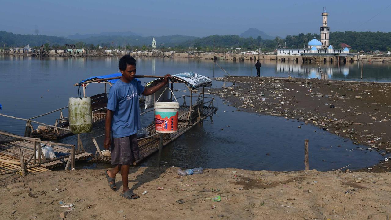 Menyusuri Kampung Somang yang Muncul Saat Kemarau
