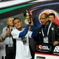 Ferdinand Sinaga menerima trofi sebagai pemain terbaik Indonesia Super League 2014 di Stadion Gelora Sriwijaya, Palembang, (7/11/2014). (Liputan6.com/Helmi Fithriansyah)