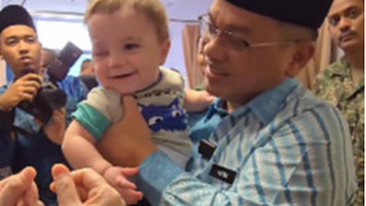 Momen Menteri Agama Malaysia Jenguk Anak-Anak Gaza di RS, Reaksi Korban Menyentuh Hati