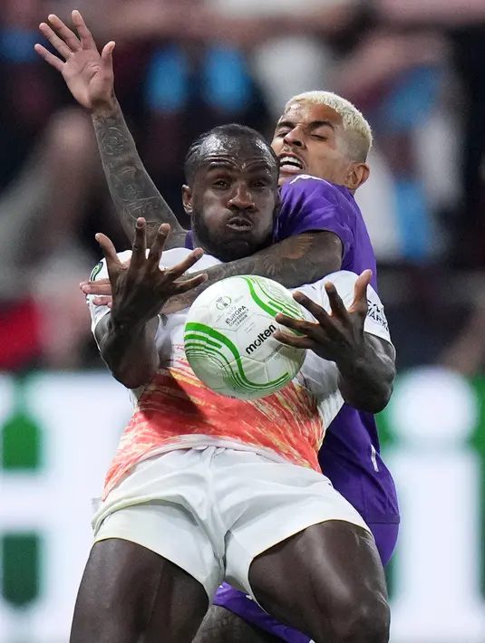 <p>Laga West Ham United melawan Fiorentina berlangsung terbuka sejak awal babak pertama. Kedua tim sudah gencar saling melancarkan serangan. (AP Photo/Petr David Josek)</p>