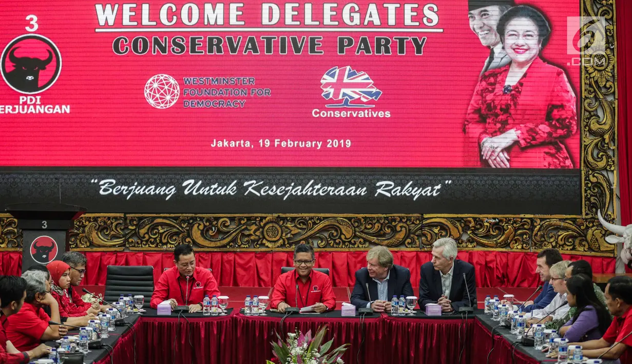 Sekjen DPP PDIP Hasto Kristiyanto (tengah) memberi sambutan saat menerima kunjungan delegasi Partai Konservatif Inggris di Kantor DPP PDIP, Menteng, Jakarta, Selasa (19/2). Pertemuan membahas isu-isu aktual. (Liputan6.com/Faizal Fanani)